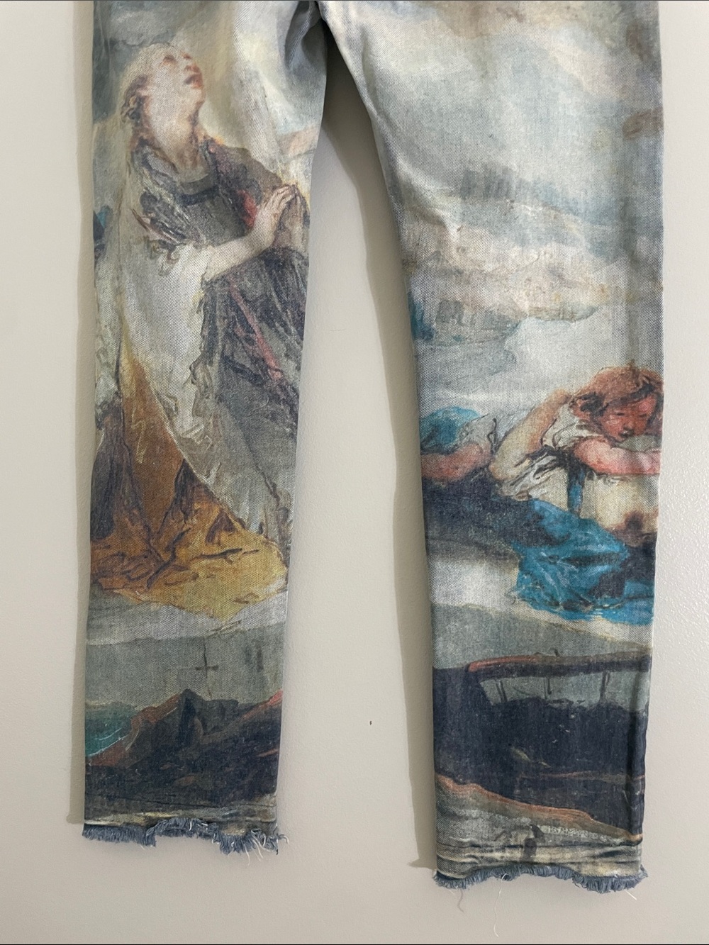 MNML Men’s Painted-Print Slim Straight Jeans in Faded Blue and Cream - Picture 9 of 14